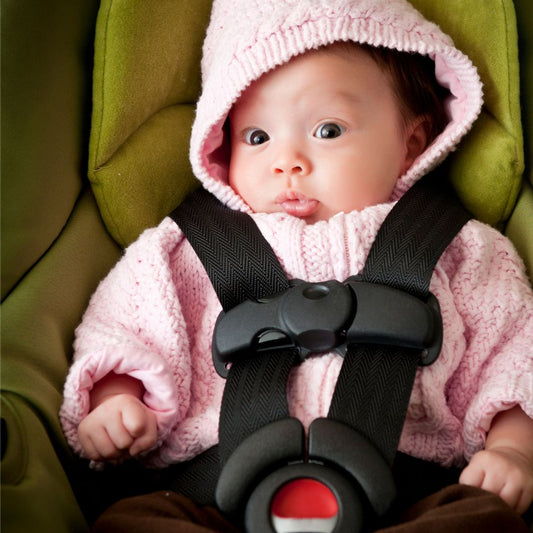 Cómo evitar que tu bebé se maree y vomite en el coche