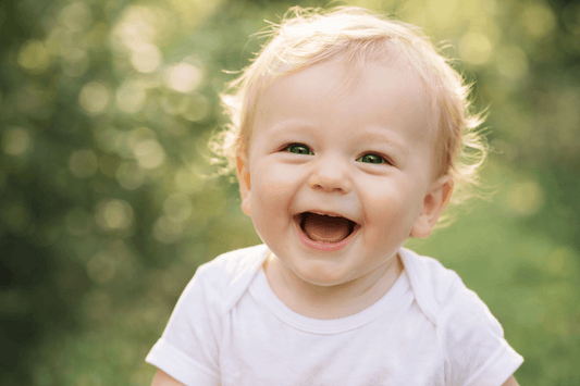 Bebé feliz después de limpiar y desinfectar su cochecito de bebé correctamente