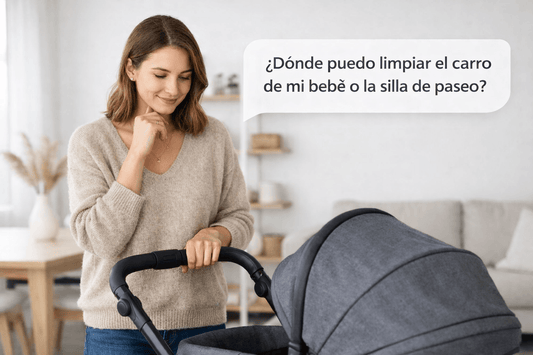 Madre pensando dónde limpiar el carro de su bebé o la silla de paseo en un apartamento moderno con cochecito de bebé