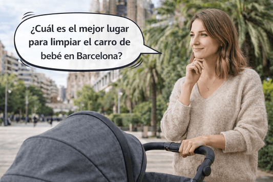 Madre con cochecito de bebé en Barcelona pensando cuál es el mejor lugar para limpiar el carro de su bebé